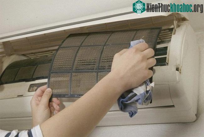 Tấm lưới lọc điều hòa quá bẩn cũng có thể khiến điều hòa bị nhỏ, phun nước.