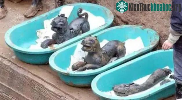 Nhiều đồ vật bằng đồng được tìm thấy trong ngôi mộ cổ.