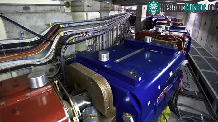 Chúng sử dụng các nam châm mạnh (màu xanh) để hạt phản proton bay chậm lại