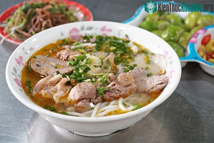Có thể ăn các món nước như bún, phở... để bổ sung thêm nước tự nhiên.
