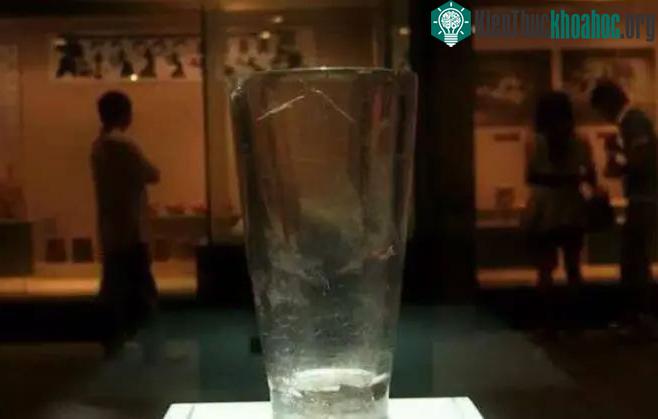 Chiếc cốc pha lê thời Chiến Quốc hiện đang được trưng bày tại Bảo tàng Hàng Châu.