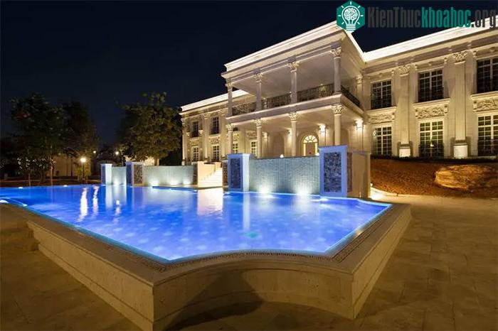 Khu vực hồ bơi có kích thước như một spa cao cấp trong một khách sạn cao cấp
