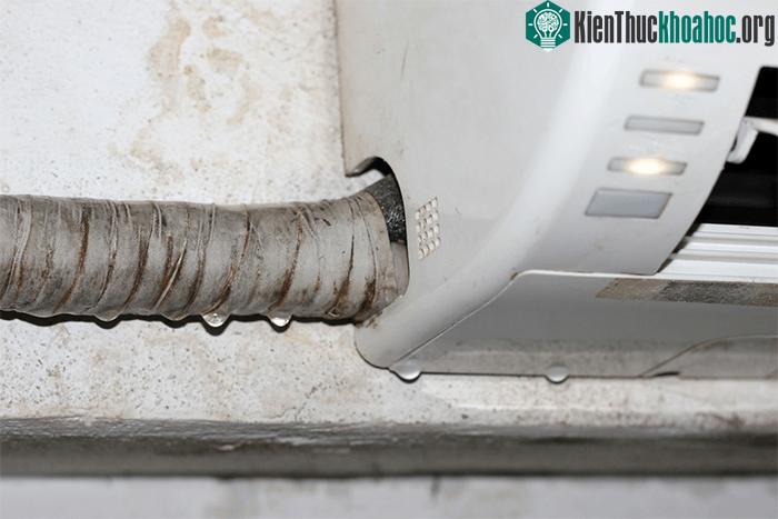 Việc điều hòa bị nhỏ, trào nước cần được giải quyết nhanh chóng.