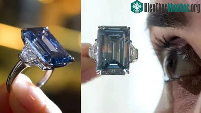 Nhân viên của Christie's đang xem viên kim cương Oppenheimer Blue 14,62 carat.