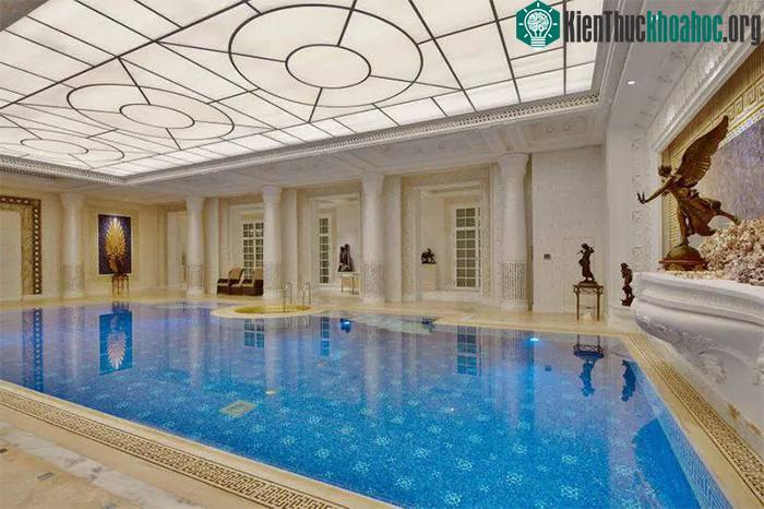 Khu vực hồ bơi có kích thước như một spa cao cấp trong một khách sạn cao cấp