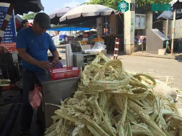 Nước mía không đảm bảo vệ sinh có thể gây nguy cơ loạn khuẩn, đau bụng...