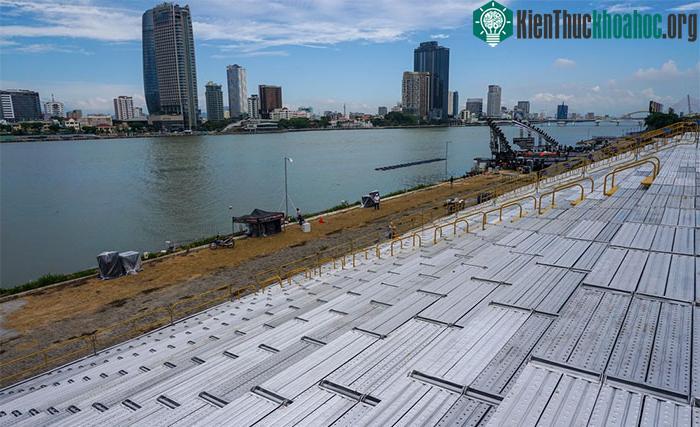Tất cả khán đài đều hướng về sông Hàn