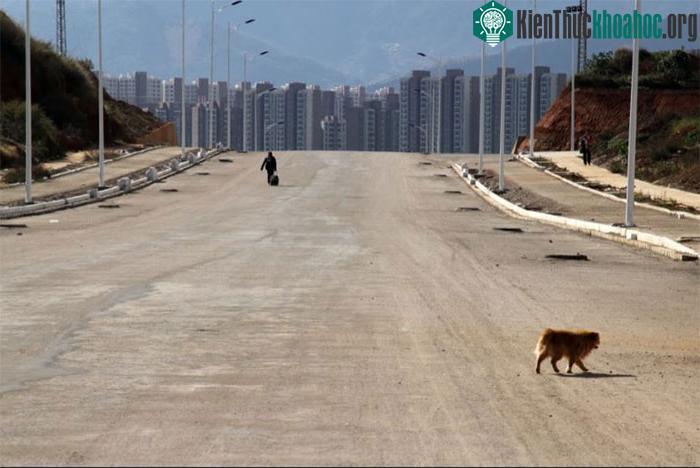 Bên trong các "thành phố ma" của Trung Quốc với hàng triệu căn hộ bị bỏ hoang ảnh 6