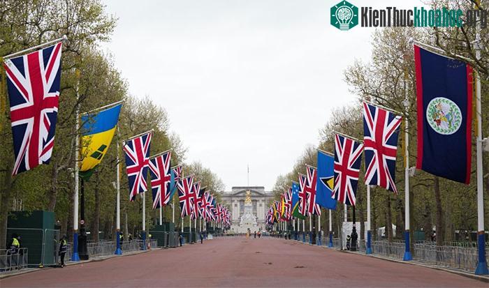 Toàn cảnh đại lộ The Mall trước lễ đăng quang của Vua Charles và Vương hậu Camilla