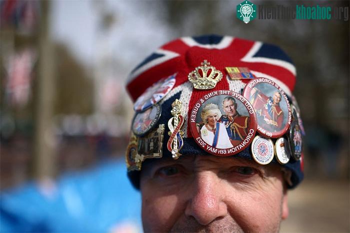 Người hâm mộ Hoàng gia Anh John Loughrey tạo dáng gần Cung điện Buckingham