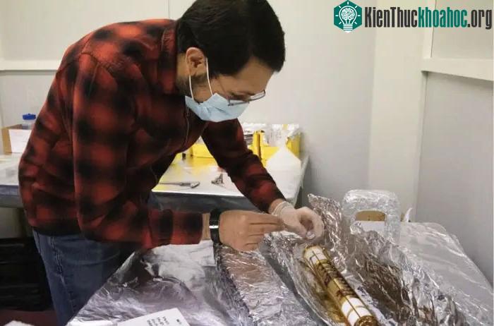 Trong bức ảnh này, ống thu nơ-ron được làm mát tới gần 0 độ C