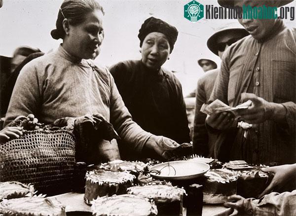 Quầy bán mứt trong Tết Ất Mùi 1955.