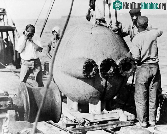Các thợ lặn đã đi xuống đại dương trong tàu lặn hình cầu (Bathysphere)