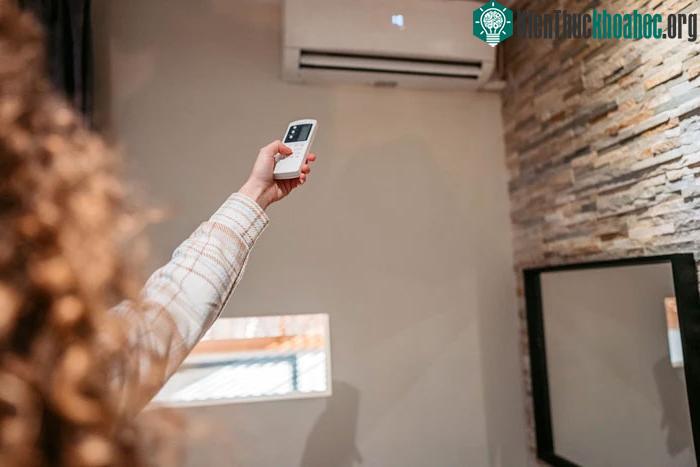 Để nhiệt độ điều hòa quá thấp có thể gây ra tình trạng đau đầu, khó chịu.