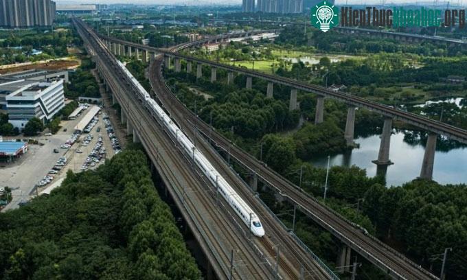 Một đường tàu cao tốc chạy gần Vũ Hán.