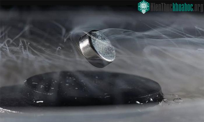 Trước khi thành hình, LK-99 trải qua hai giai đoạn là cách điện nghịch từ