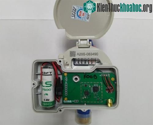 Hình ảnh thiết bị gắn vào mặt đồng hồ nước cơ.