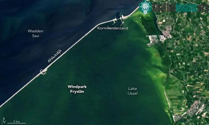 Trang trại điện gió Windpark Fryslân nhìn từ vũ trụ.