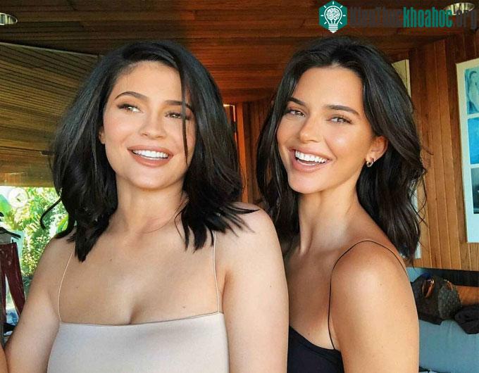 Kendall Jenner (trái) và Kylie Jenner (phải).