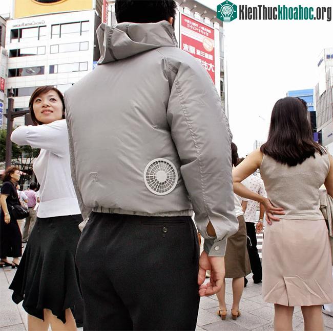 Một số loại áo được thiết kế đặc biệt với quạt bên trong.
