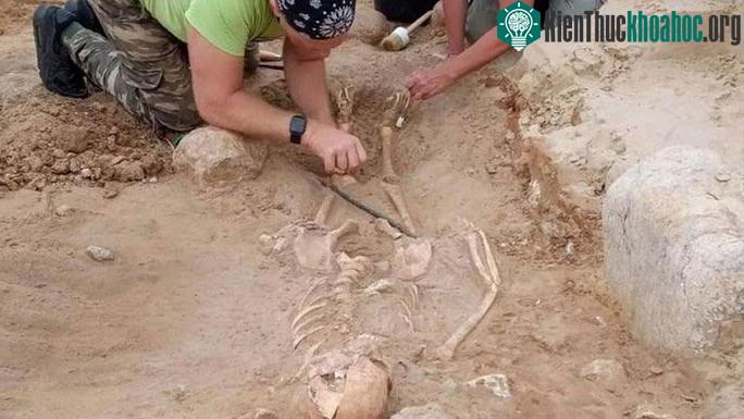 Hài cốt đứa trẻ "ma cà rồng" tại nghĩa trang làng Pień