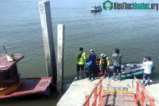 Đội cứu hộ làm việc gần nơi chiếc tàu bị lật.