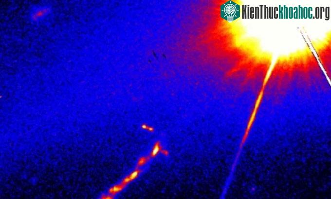Chuẩn tinh 3C273 trong ảnh chụp từ kính viễn vọng không gian Hubble.