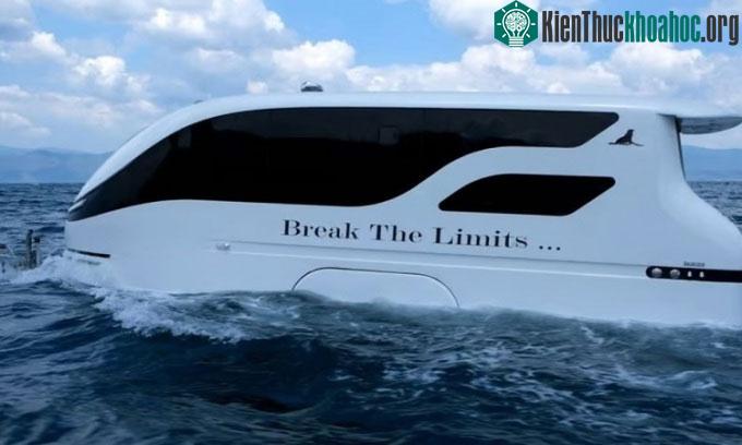 Trên mặt nước, SealVans có tốc độ tối đa 24km/h.