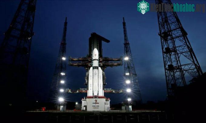 Tên lửa LVM3 với bộ đôi phương tiện vũ trụ của nhiệm vụ Mặt trăng Chandrayaan 3 trên bệ phóng