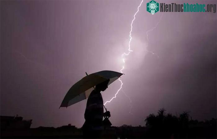 Nguyên nhân khiến CDC Mỹ khuyên người dân không tắm trong mưa dông ảnh 0