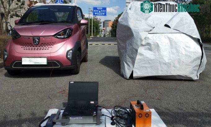 Nhóm nghiên cứu thử nghiệm áo choàng nhiệt với xe điện.