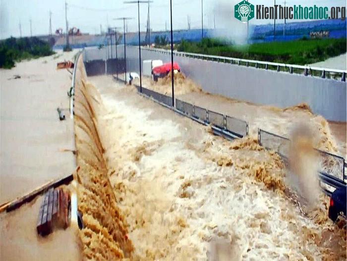 Dòng nước xối xả tràn vào khiến đường hầm bị ngập.