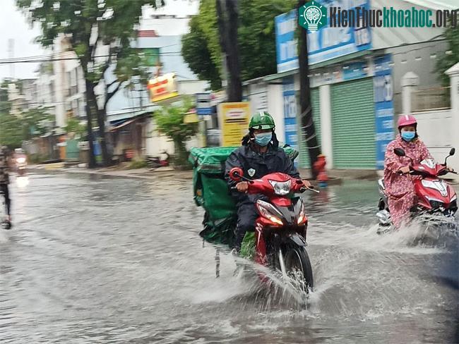 Mưa bão, áp thấp nhiệt đới gây mưa to kéo dài, kéo theo nỗi lo bệnh mùa mưa