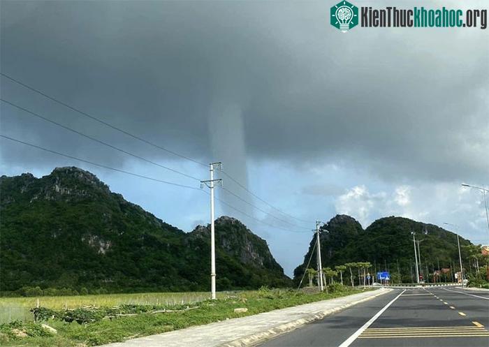 Vòi rồng xuất hiện ở khu vực biển xã Xuân Đám, huyện Cát Hải, Hải Phòng.