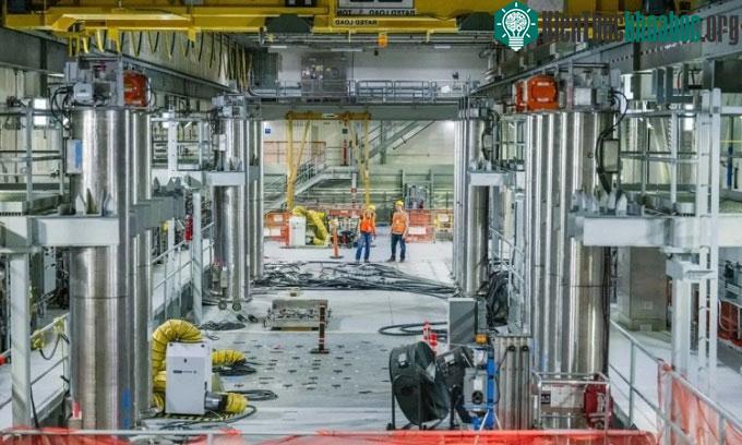 Công nhân ở Hanford đứng gần buồng nung chảy đầu tiên.