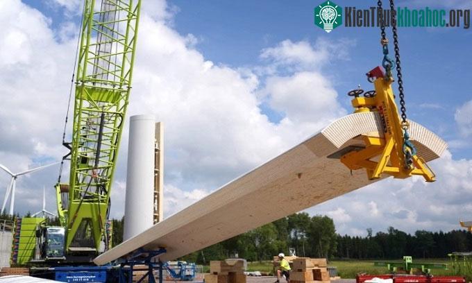 Cần trục lắp đặt trụ đỡ turbine gió của Modvion.