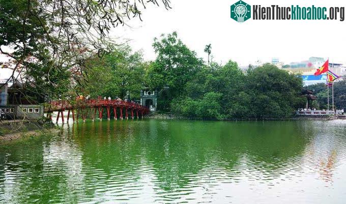 Hồ Gươm và các công trình lân cận.