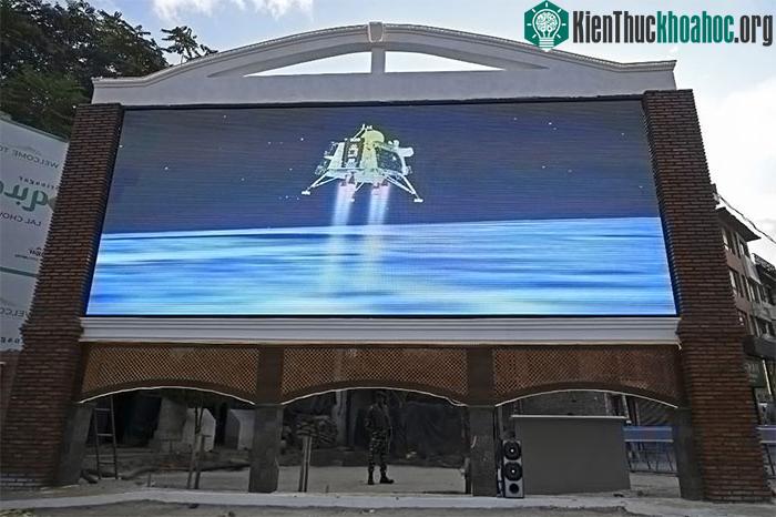 Tàu Chandrayaan-3 hạ cánh thành công xuống cực Nam của Mặt Trăng, ngày 23/8.