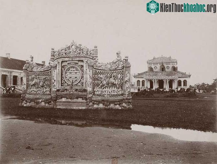 Một bức bình phong lớn đặt trước Viện Cơ mật.