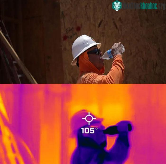 12h trưa ngày 28/7, một người công nhân đang uống nước để giải nhiệt giữa trưa hè.