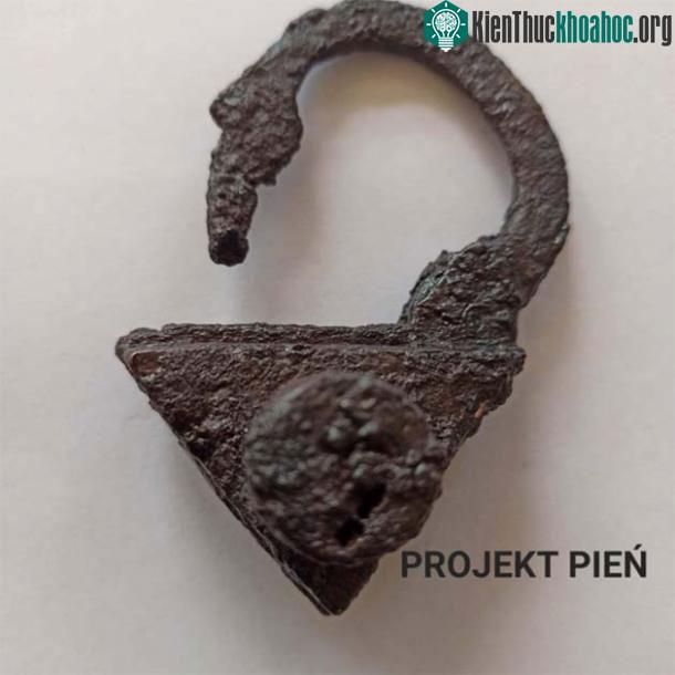 Chiếc ổ khóa hình thù kỳ lạ là vật "phong ấn" ma cà rồng