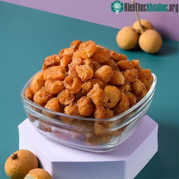 Ăn long nhãn quá nhiều có thể gây mụn nhọt, nóng trong, đặc biệt trong mùa hè