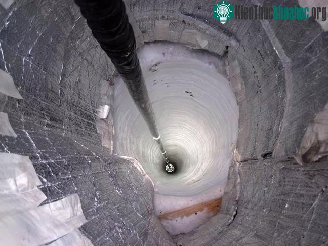 Một trong các "vòi bạch tuộc" của IceCube đang vươn sâu vào lòng băng giá Nam Cực