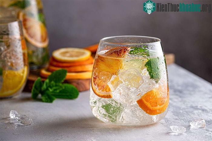 Trước bữa ăn hoặc ngay sau bữa ăn cũng không nên uống đồ lạnh