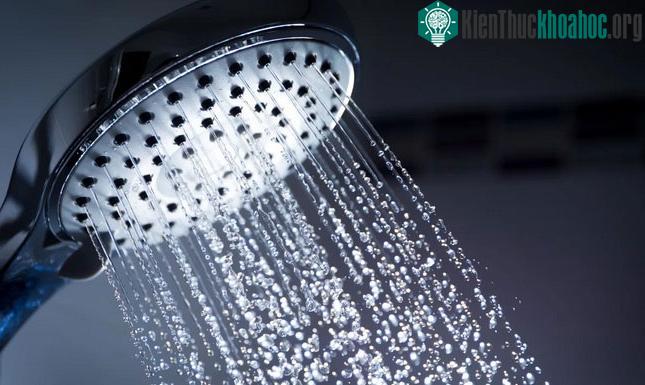 Sét có thể đi qua hệ thống ống nước.