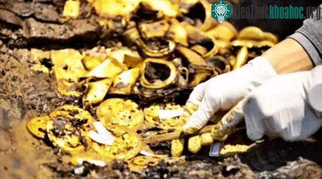 Các chuyên gia tìm thấy nhiều món đồ tạo tác bằng vàng tại nơi mà anh Mã chăn cừu.