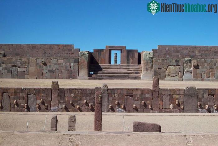 Tại Puma Punku, bạn sẽ tìm thấy những viên đá lạ thường với những góc vuông hoàn hảo