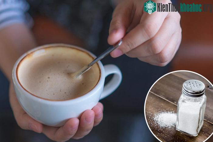 Thêm muối vào cà phê, muối sẽ giúp bạn giữ nước tốt hơn, cân bằng chất lỏng trong cơ thể