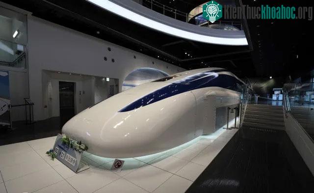 Bước vào toà nhà bạn sẽ thấy những mẫu tàu tương lai hiện ra ngay trước mắt.