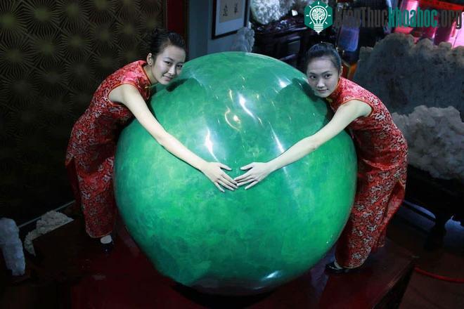 Viên dạ minh châu với kích thước khổng lồ.